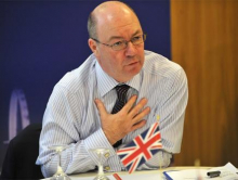 الوزير المنتدب لدى وزير الخارجية المكلف بالشرق الأوسط وشمال إفريقيا آليستر بيرت