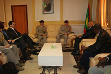 وزير الدفاع الموريتاني محمد ولد الغزواني خلال استقباله للوفد البريطاني