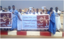 جانب من الوقفة الاحتجاجية المنظمة اليوم الثلاثاء أمام مباني وزارة المياه بنواكشوط