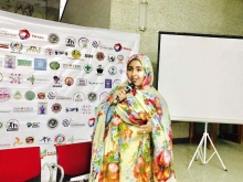 بنت الشيخ محمد الحسين خلال تقديم ورقتها في المعرض المنظم بنواكشوط