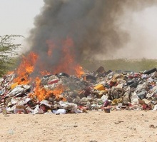 إتلاف المواد الغذائية منتهية الصلاحية عند الكلم 27 من نواكشوط على طريق الأمل (وما)