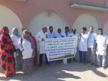 أطباء عامون خلال وقفة احتجاجية في محيط القصر الرئاسي للمطالبة بالاكتتاب
