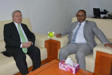 رئيس اتحاد أرباب العمل خلال لقائه بالسفير الفرنسي اليوم الأربعاء - AMI