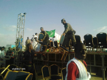 قوة من الحرس أزالت المقاعد والافرشة التي كانت على منصة المهرجان (الأخبار)