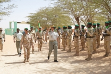 القائد المساعد لأركان الجيوش الموريتانية الفريق حننه ولد سيدي ولد حننا خلال تفقده لوحدات الكتيبة الموريتانية في القوة المشتركة لـG5