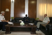 قائد أركان الجيوش الموريتانية الفريق محمد ولد الغزواني خلال لقائه مع قائد الأركان البحرية السنغالية الفريق البحري مور ادياني 