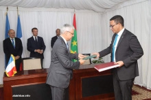وزير النفط والطاقة والمعادن محمد ولد عبد الفتاح، رئيس شركة توتال إفريقيا كي موريس خلال توقيع اتفاقية في مجال الطاقة 
