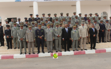 أفراد الدفعة 12 من مدرسة الأركان خلال صورة جماعية مع وزير الداخلية وقائد الأركان (وما)