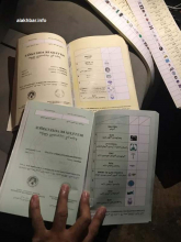 جانب من دفاتر التصويت التي استعرضها النشطاء فجر اليوم للأخبار 