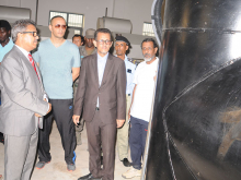 وزير المياه والصرف الصحي يحي ولد عبد الدائم وعدد من المسؤولين داخل المحطة الرئيسية لشبكة الصرف الصحي بنواكشوط (وما)