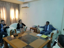 مدير وكالة التضامن حمدي ولد المحجوب خلال لقائه مع مساعدة نائب وزير الخارجية الأمريكي ويتني بيرد (وما)