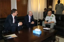 قائد أركان الجيوش الموريتانية الفريق محمد ولد الغزواني مع الوزير المنتدب لدى وزير الخارجية البريطاني المكلف بالشرق الأوسط وشمال إفريقيا آليستر بيرت