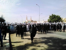 مجموعات من المتظاهرين بعيد خروجها من الجامع السعودي ظهر اليوم ـ (الأخبار)