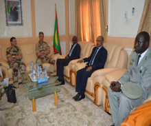 وزير الدفاع الموريتاني جالو مامادو باتيا خلال لقائه الوفد العسكري الفرنسي في نواكشوط