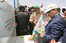 الرئيس محمد ولد عبد العزيز خلال وضع حجر أساس المشروع الجديد