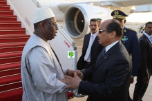الرئيسان السنغالي والموريتاني في مطار نواكشوط مساء يوم 9 نوفمبر الماضي (وما)