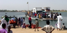 العبارة التي تنقل الأشخاص والبضائع بين ضفتي نهر السنغال الفاصل بين الأراضي الموريتانية والسنغالية