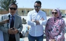 بدر ولد عبد العزيز، والسفير الصيني في نواكشوط خلال توزيع 100 سلة غذائية في حي الدار البيضاء بالميناء