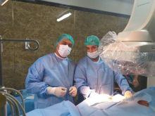 الدكتور عبد الله عابد خلال إجراء العملية الأولى من نوعها في موريتانيا 