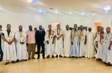 السفير الموريتاني في الكويت مع أفراد الجالية