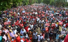 جانب من المسيرة التي خرجت في العاصمة باماكو ضد تعديل الدستور.