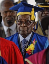 الرئيس الزيمبابوي روبيرت موغابي خلال أول ظهور علني له منذ وضعه تحت الإقامة الجبرية.