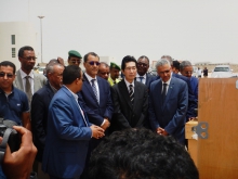 السفير الياباني في نواكشوط رفقة مسؤولين موريتانيين خلال تسلم الهدية الأمنية