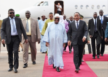 رئيس النيجر محمدو إسوفو خلال وصوله مالي 