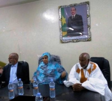 جانب من اجتماع سابق لعمدة نواذيو رفقة الأمين العام للبلدية والعمدة المساعد/ أرشيف الأحبار