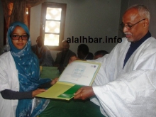 مستشار والي نواذيبو يسلم تكريما لإحدى التلميذات من ثانوية الامتياز / تصوير الأخبار