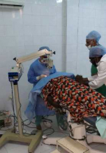 جانب من احدى العمليات الجراحية / صورة للبلدية 