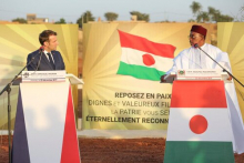 الرئيسان النيجري محمدو إسوفو والفرنسي إيمانويل ماكرون خلال مؤتمر صحفي مشترك بنيامي