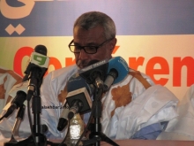 رئيس حزب الاتحاد والتغيير الموريتاني "حاتم" صالح ولد حننا خلال المؤتمر الصحفي ظهر اليوم (الأخبار)