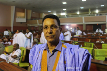 رئيس كتلة الاتحاد من أجل الجمهورية النائب محمد يحي ولد الخرشي خلال حديثه للأخبار اليوم من داخل قاعة الرئيسية للبرلمان