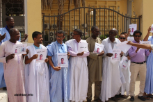 طالب المشاركون في الوقفة بإطلاق سراح الإعلامي أحمدو ولد الوديعة الموقوف منذ يومين لدى أجهزة الأمن (الأخبار)