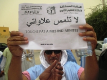 أحد الأساتذة خلال احتجاجات سابقة ضد اقتطاع العلاوات (الأخبار - أرشيف)