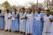 النشطاء الشباب خلال وقفتهم الاحتجاجية أمام إدراة الأمن مساء اليوم (الأخبار)