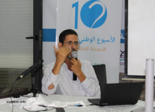 مسؤول مختبر قسم البيولوجيا في كلية العلوم والتقنيات بجامعة نواكشوط الدكتور أحمد حميدة خلال تقديم ملخص عن دراسته (الأخبار)