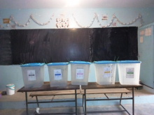 صناديق الاقتراع في أحد مكاتب التصويت اليوم الساعة صباحا / تصوير الأخبار