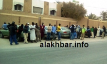 جانب من الوقفة الاحتجاجية لعمال الجرنالية اليوم قبالة ولاية نواذيبو (تصوير الأخبار)