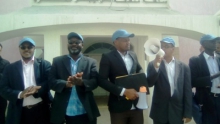 قادة النقابات الجهوية في نواذيبو أثناء احتجاجهم أمام المنطقة الحرة  (تصوير الأخبار)