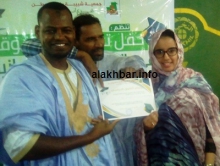 جانب من تكريم صاحبة الرتبة الأولى في موريتانيا في ختم الدروس الإعدادية / تصوير االأخبار