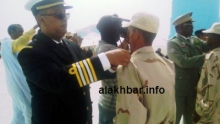 قائد خفر السواحل الموريتاني المصطفي المعلوم يقلد أحد الخريجين الرتب / تصوير الأخبار