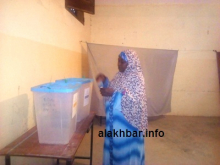 أول مواطنة تصوت في المكتب رقم 6 بالمدرسة رقم 8/ تصوير الأخبار