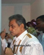 العمدة المنتخب القاسم ولد بلالي أثناء حديثه الليلة/ تصوير الأخبار