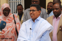 الإعلامي والناشط الحقوقي أحمد ولد الوديعة خلال حديثه للإعلاميين من مقر منظمة "نجدة العبيد" اليوم (الأخبار)