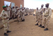 عناصر من القوات المسلحة الموريتانية أمام مكتب اقتراع بألاك في البراكنة خلال الانتخابات البرلمانية والبلدية في 2013 ـ (أرشيف الأخبار)