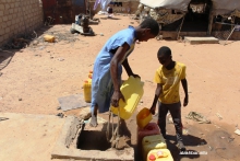 أطفال يستجلبون مياه الشرب لأسرهم (الأخبار)