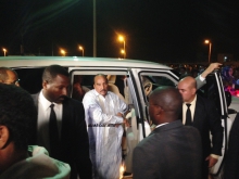 ولد عبد العزيز لحظة نزوله من سيارته الرئاسية باتجاه منصة المهرجان قبيل منتصف الليل (الأخبار)