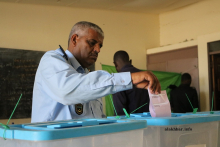 شرطي يصوت في الانتخابات التشريعية والجهوية والبلدية الأخيرة (الأخبار - أرشيف)